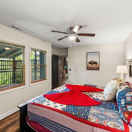 Whiskey Ridge Lodge, A Restored 1940S Gem, 2 Mins From Downtown, Breathtaking City Views, Custom Game Room, And Spacious Elegance Gatlinburg Buitenkant foto
