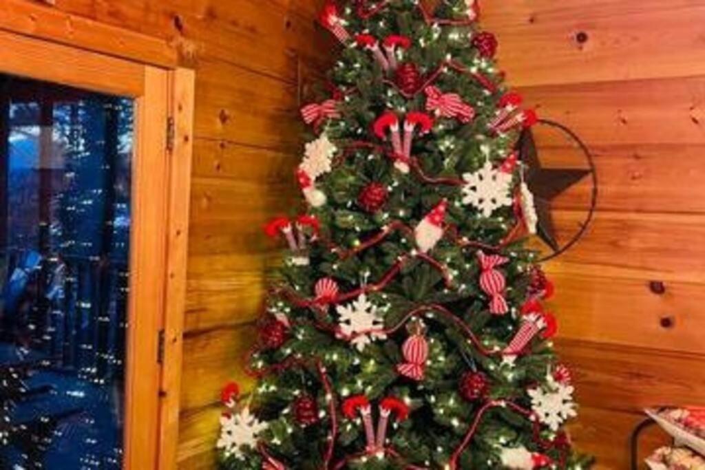 Whiskey Ridge Lodge, A Restored 1940S Gem, 2 Mins From Downtown, Breathtaking City Views, Custom Game Room, And Spacious Elegance Gatlinburg Buitenkant foto