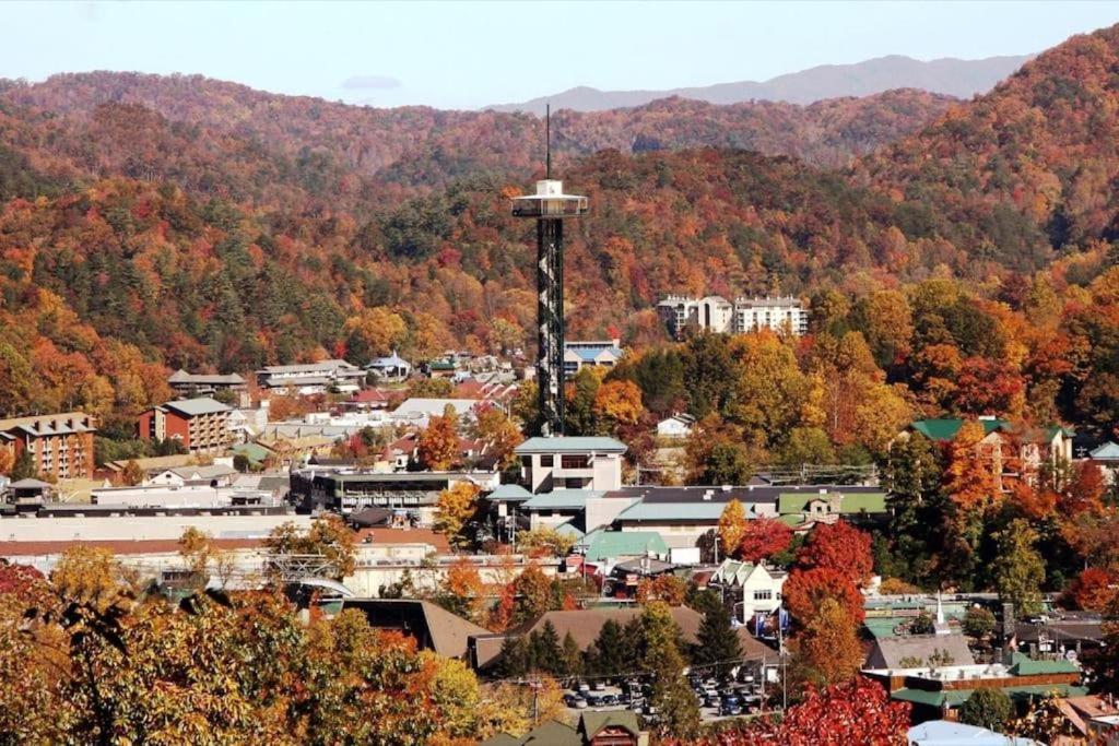 Whiskey Ridge Lodge, A Restored 1940S Gem, 2 Mins From Downtown, Breathtaking City Views, Custom Game Room, And Spacious Elegance Gatlinburg Buitenkant foto