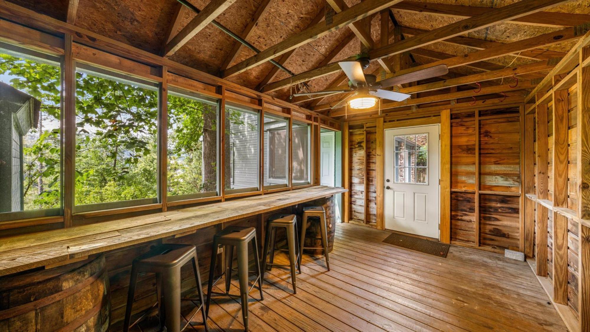 Whiskey Ridge Lodge, A Restored 1940S Gem, 2 Mins From Downtown, Breathtaking City Views, Custom Game Room, And Spacious Elegance Gatlinburg Buitenkant foto