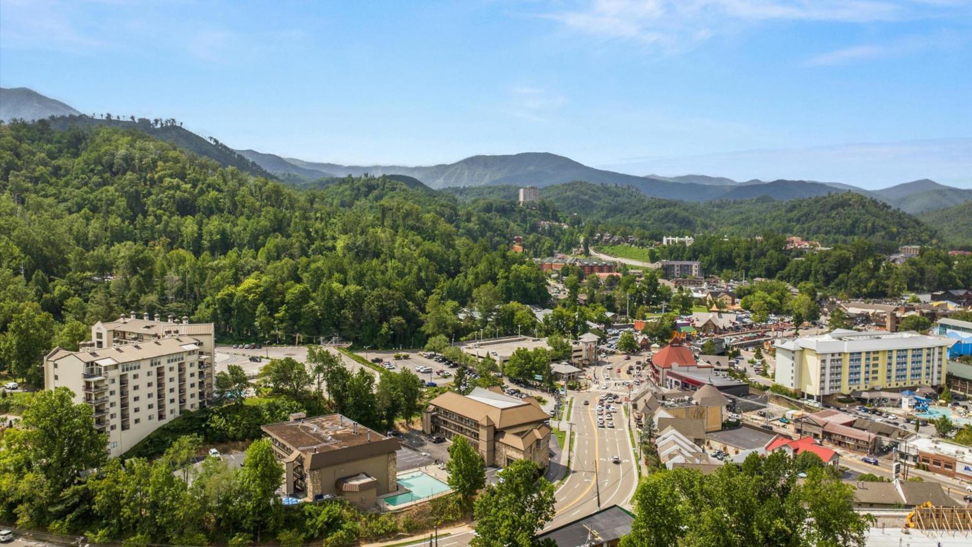 Whiskey Ridge Lodge, A Restored 1940S Gem, 2 Mins From Downtown, Breathtaking City Views, Custom Game Room, And Spacious Elegance Gatlinburg Buitenkant foto