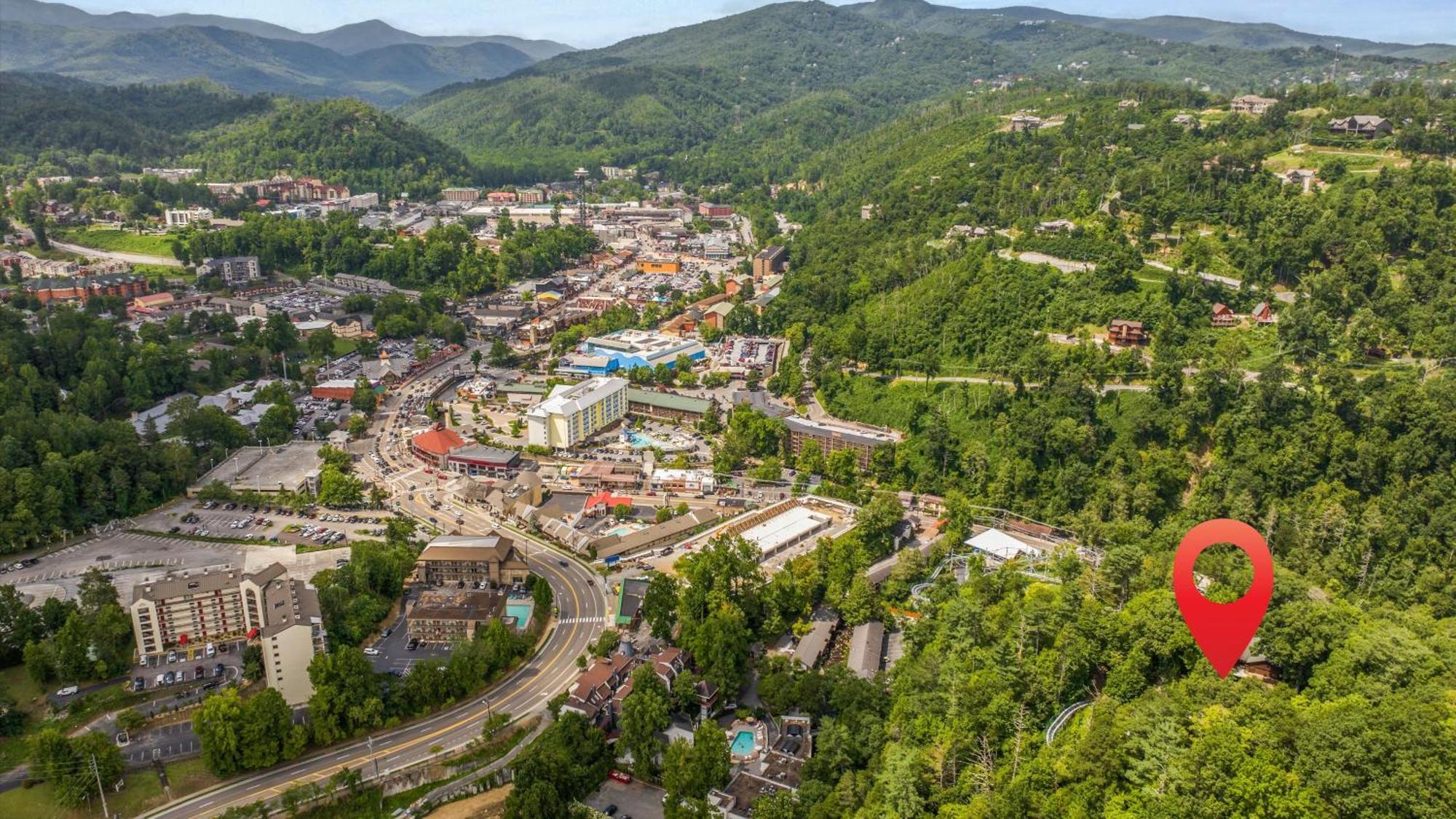 Whiskey Ridge Lodge, A Restored 1940S Gem, 2 Mins From Downtown, Breathtaking City Views, Custom Game Room, And Spacious Elegance Gatlinburg Buitenkant foto