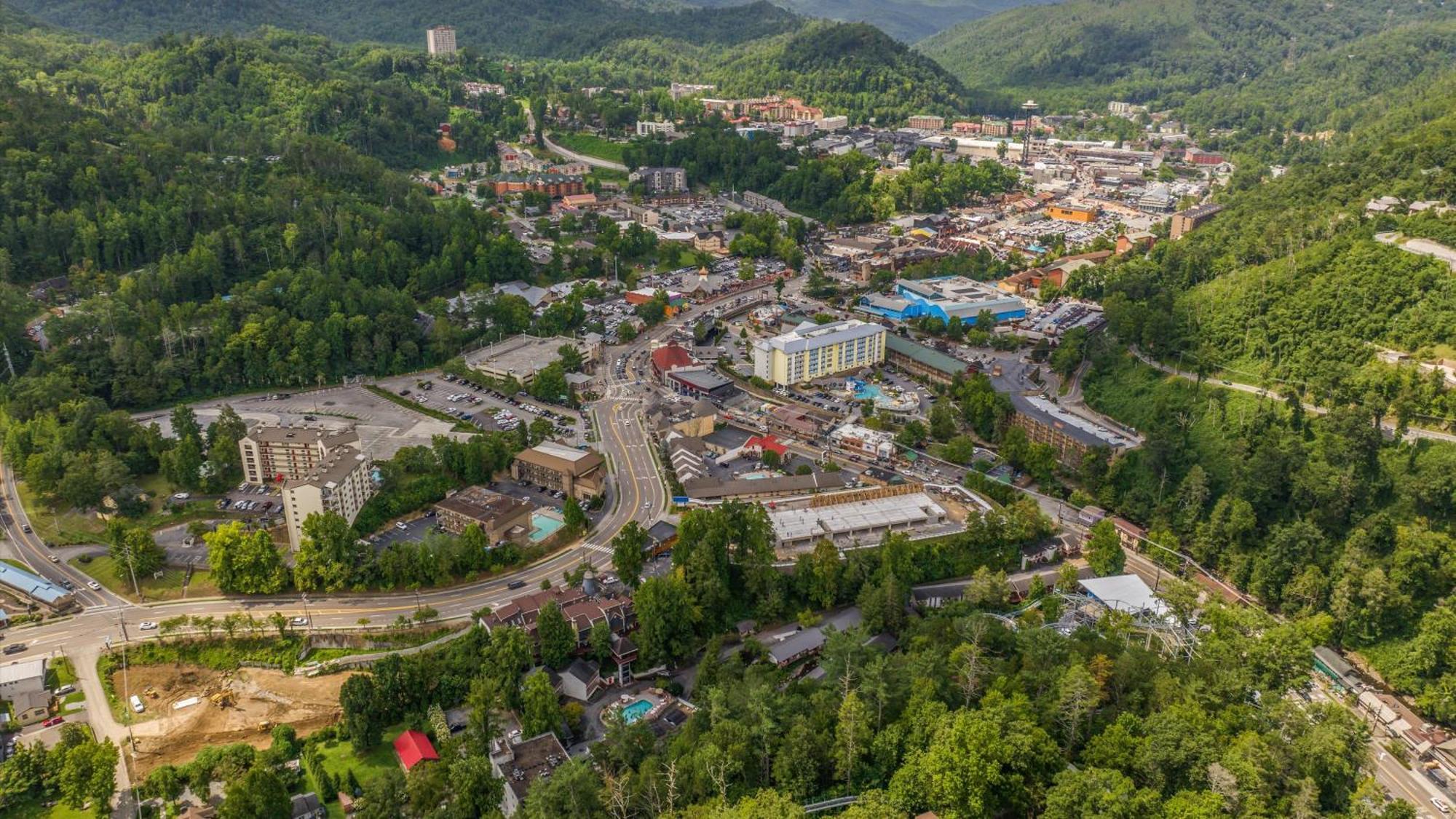 Whiskey Ridge Lodge, A Restored 1940S Gem, 2 Mins From Downtown, Breathtaking City Views, Custom Game Room, And Spacious Elegance Gatlinburg Buitenkant foto