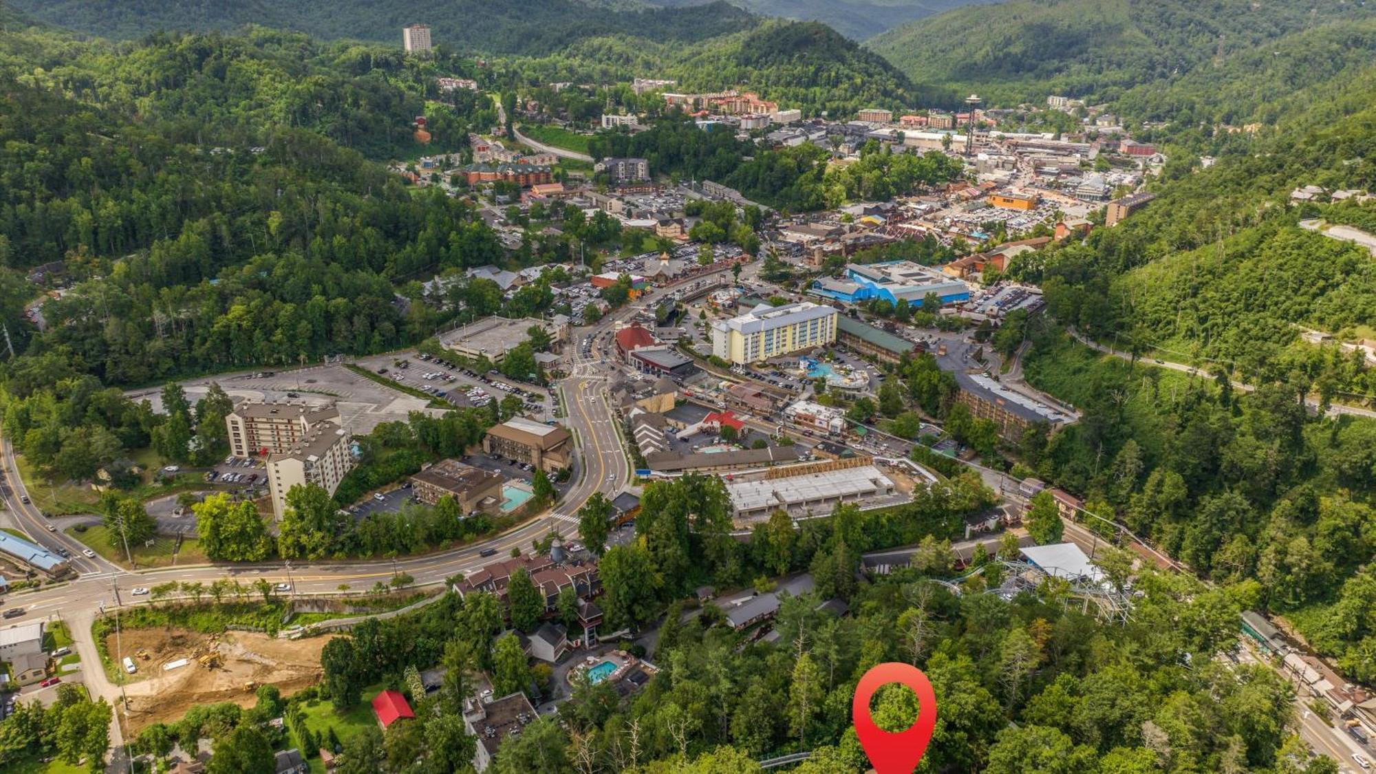 Whiskey Ridge Lodge, A Restored 1940S Gem, 2 Mins From Downtown, Breathtaking City Views, Custom Game Room, And Spacious Elegance Gatlinburg Buitenkant foto