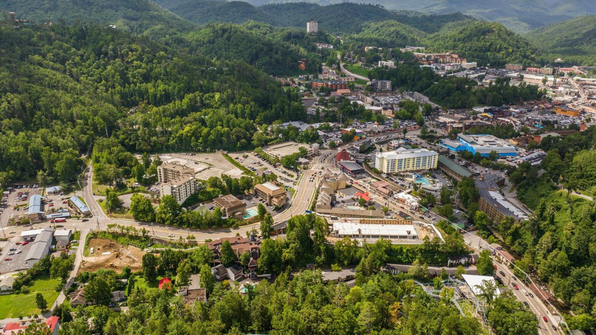 Whiskey Ridge Lodge, A Restored 1940S Gem, 2 Mins From Downtown, Breathtaking City Views, Custom Game Room, And Spacious Elegance Gatlinburg Buitenkant foto